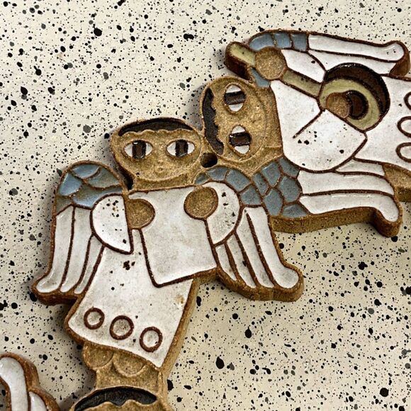 St. Andrews Abbey Handmade Ceramic Angel Wreath - Picture 4 of 7